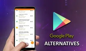 Ręka trzyma smartfon z listą aplikacji. Obok logo Google Play i napis "Google Play ALTERNATIVES". Dowiedz się, jak zaktualizować Sklep Play na starym Androidzie.