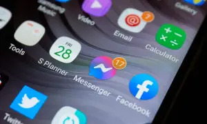Ikona Messengera na ekranie telefonu. Dowiedz się, jak zmienić dźwięk wiadomości na Messengerze, aby spersonalizować powiadomienia.