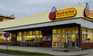 Sklep Biedronka z charakterystycznym logo. Dowiedz się, jak zarejestrować kartę Moja Biedronka, by korzystać z promocji.