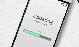 Ekran telefonu Samsung z napisem "Updating. Please Wait..." i paskiem postępu na 56%. To pokazuje, jak zaktualizować telefon Samsung.