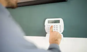 Jak uzbroić alarm w domu - uniknij błędów i zabezpiecz swój dom