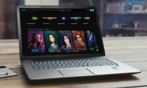 Na ekranie laptopa widać stronę serwisu Player.pl z filmami i serialami. Czy za playera trzeba płacić? Sprawdź ofertę i poznaj kolekcje filmowe.