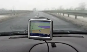 Nawigacja TomTom na desce rozdzielczej pokazuje mapę. Zastanawiasz się, jak zaktualizować mapę w nawigacji, by zawsze trafiać do celu?
