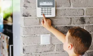Jak wyłączyć alarm w domu - proste sposoby na szybkie dezaktywowanie
