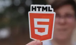 Naklejka z logo HTML5. Chcesz wiedzieć, jak zrobic stronę html? To pierwszy krok!
