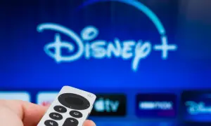 Pilot w dłoni, ekran z logo Disney+. Dowiedz się, jak dodać aplikacje do telewizora LG, by cieszyć się ulubionymi treściami.