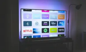 Jak zainstalować VOD na telewizorze LG? Ekran telewizora z ikonami aplikacji streamingowych: Netflix, Prime Video, Spotify, Vevo i innymi.