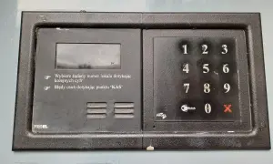 Domofon PROEL z klawiaturą numeryczną i wyświetlaczem. Zastanawiasz się, czy można zmienić kod do domofonu?