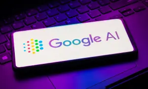 Smartfon z logo Google AI na klawiaturze. Czy da się wyłączyć przegląd od AI?