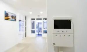 Jak zrobić alarm w domu – uniknij włamań i zabezpiecz swoją przestrzeń