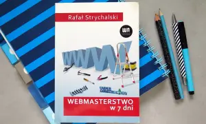 Książka "Webmasterstwo w 7 dni" Rafała Strychalskiego, która pomoże Ci dowiedzieć się, jak otworzyć plik HTML. Obok leżą przybory do pisania i notatnik.