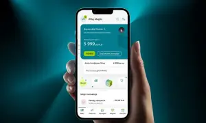 Widok aplikacji mobilnej Credit Agricole, pokazujący jak zalogować się do banku. Na ekranie widać saldo konta i dostępne opcje.