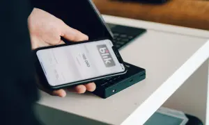 Dłoń trzyma smartfon z aplikacją Blik. Dowiedz się, jak zmienić limit Blik PeoPay.