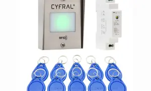 Czy można dorobić brelok zbliżeniowy? Zestaw zawiera czytnik RFID, zasilacz i niebieskie breloki.