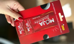 Dłoń trzyma kartę Moja Biedronka. Rejestracja karty krok po kroku jest prosta, by codziennie zyskiwać więcej.