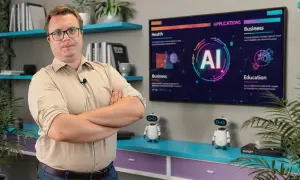 Mężczyzna z założonymi rękami obok ekranu z napisem AI. Dowiedz się, jak zacząć z AI nie mając wiedzy technicznej.
