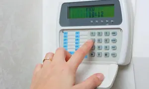 Ile kosztuje założenie alarmu w domu? Sprawdź ukryte wydatki!