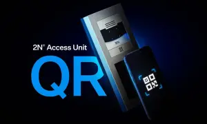 Domofon 2N Access Unit i smartfon z kodem QR na ekranie.