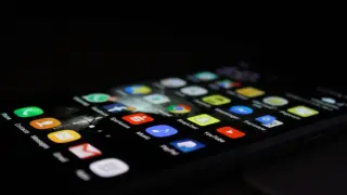 Ekran smartfona z ikonami aplikacji, w tym Phone, Contacts, Messages, Sparkasse, Music, Snapchat, YouTube. Dowiedz się, jak odinstalować aplikacje.