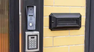Domofon z klawiaturą kodową i skrzynką na listy. Zastanawiasz się, ile kosztuje montaż domofonu w domu jednorodzinnym?