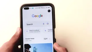 Dłoń trzyma smartfon z otwartą wyszukiwarką Google. Dowiedz się, jak zaktualizować przeglądarkę, aby korzystać z najnowszych funkcji.