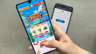 Gra Coin Master na telefonie, która może być aplikacją która płaci za klikanie. Obok ekran PayPal.
