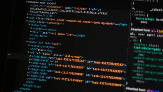 Kod HTML i CSS w Notepad++ pokazuje, jak zrobić stronę internetową. Widoczne są elementy listy zadań i stylów.