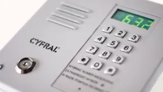 Cyfrowy domofon Cyfral z klawiaturą numeryczną i wyświetlaczem. Idealny, jaki domofon do furtki, by zapewnić bezpieczeństwo.
