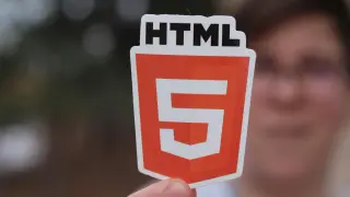 Naklejka z logo HTML5. Chcesz wiedzieć, jak zrobić stronę internetową HTML? To pierwszy krok!