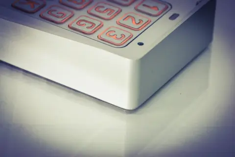 Klawiatura domofonu w bloku. Dowiedz się, jak otworzyć drzwi, wpisując kod.