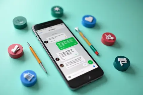 Telefon z otwartym WhatsAppem, otoczony kolorowymi symbolami. Dowiedz się, jak odświeżyć WhatsApp i usprawnić komunikację.