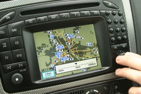Gdzie zaktualizować nawigację? Na ekranie systemu multimedialnego samochodu widać mapę z trasą.