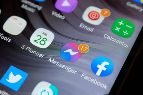 Ikona Messengera na ekranie telefonu. Dowiedz się, jak zmienić dźwięk wiadomości na Messengerze, aby spersonalizować powiadomienia.