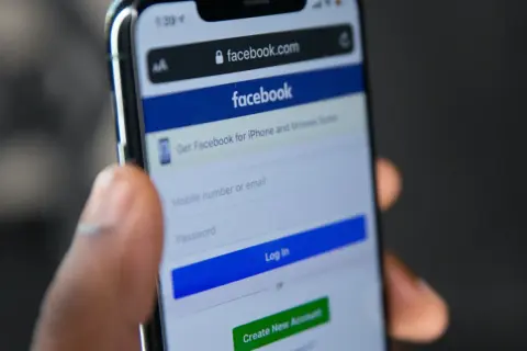 Ekran logowania Facebooka na telefonie. Szukasz odpowiedzi, jak odzyskać konto na FB bez maila i telefonu?