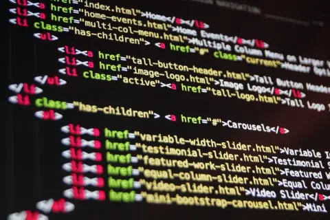Fragment kodu HTML, pokazujący jak wyświetlić kod strony. Widoczne tagi `<li>`, `<a>`, `<ul>`.