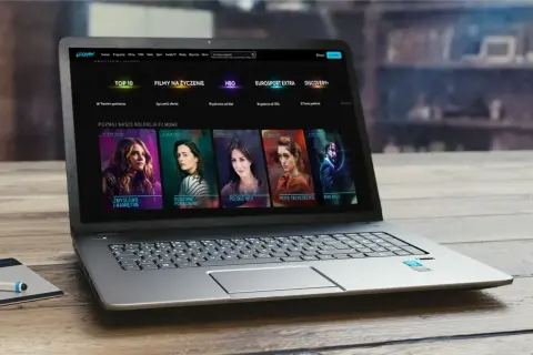 Na ekranie laptopa widać stronę serwisu Player.pl z filmami i serialami. Czy za playera trzeba płacić? Sprawdź ofertę i poznaj kolekcje filmowe.