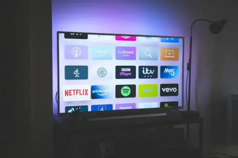 Jak zainstalować VOD na telewizorze LG? Ekran telewizora z ikonami aplikacji streamingowych: Netflix, Prime Video, Spotify, Vevo i innymi.