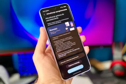 Instrukcja jak zaktualizować Androida Samsung. Telefon pokazuje ekran z informacją o dostępnej aktualizacji oprogramowania, z opcjami "Zaplanuj instalację" i "Instaluj teraz".