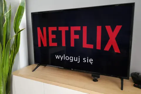 Telewizor LG z logo Netflix. Dowiedz się, jak zainstalować Netflix na telewizorze LG i zacznij oglądać ulubione seriale.