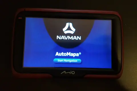 Nawigacja Mio z logo Navman i AutoMapa. Chcesz wiedzieć, jak zaktualizować nawigację Mio?
