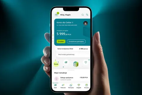 Widok aplikacji mobilnej Credit Agricole, pokazujący jak zalogować się do banku. Na ekranie widać saldo konta i dostępne opcje.