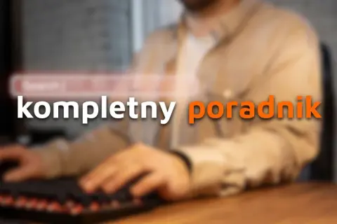 Kompletny poradnik: jak zabezpieczyć stronę internetową. Osoba pisze na klawiaturze, szukając informacji o bezpieczeństwie online.