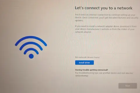 Ekran "Połącz z siecią" z ikoną Wi-Fi. Brak sterowników sieciowych, ale jest opcja "Zainstaluj sterownik", która pomoże jak zaktualizować sterowniki sieciowe.