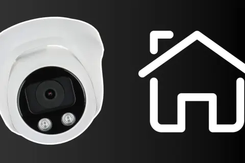 Biała kamera kopułkowa obok symbolu domu. Idealna do instalacji kamery wifi i monitorowania Twojego domu.