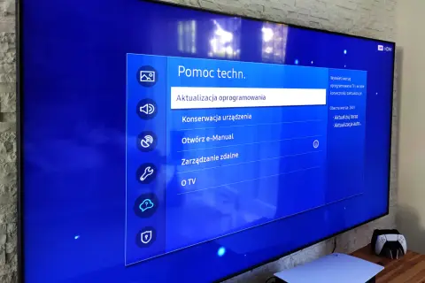 Menu pomocy technicznej telewizora z opcją "Aktualizacja oprogramowania". Dowiedz się, jak zaktualizować oprogramowanie telewizora, aby cieszyć się nowymi funkcjami.
