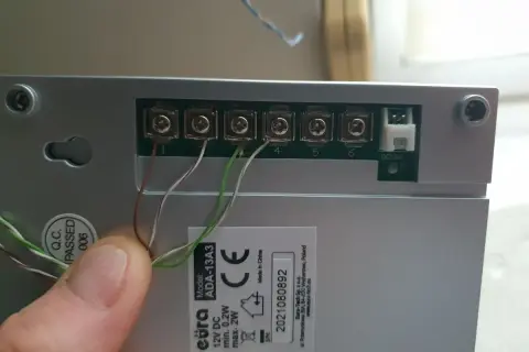 Podłączanie domofonu Orno: widoczne zaciski śrubowe i złącze DC12V. Pomoc w instalacji.