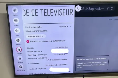 Ekran telewizora LG z menu ustawień, pokazujący informacje o wersji oprogramowania i opcje aktualizacji. Dowiedz się, jak zaktualizować stary telewizor LG.