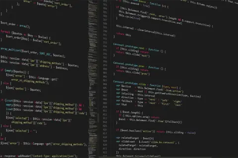 Fragment kodu PHP z komentarzem: `// To jest komentarz w PHP`. Widać pętle `foreach` i `array_multisort`.