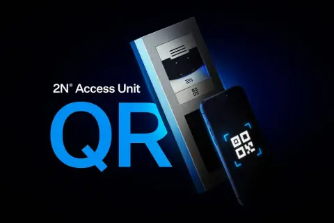 Domofon 2N Access Unit i smartfon z kodem QR na ekranie.
