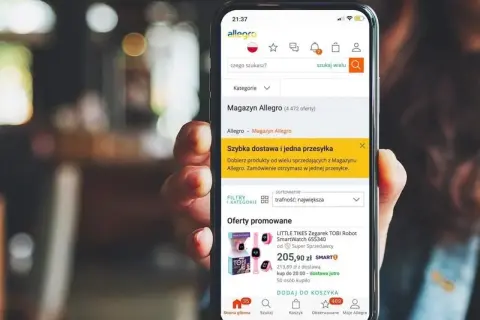 Aplikacja mobilna Allegro pokazuje zegarek TOBI Robot SmartWatch. Szybka dostawa i jedna przesyłka.
